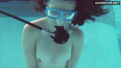 Hot Underwater Babe Emi The Mermaid - upornia