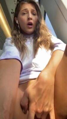 Thot Plays With Herself On Bus - upornia