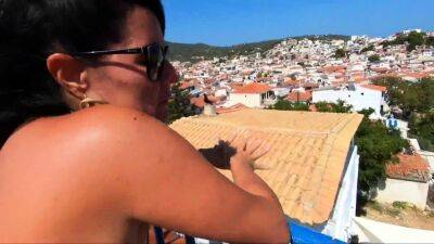Une femme allemande se fait enculer sur un balcon en vacance - drtuber