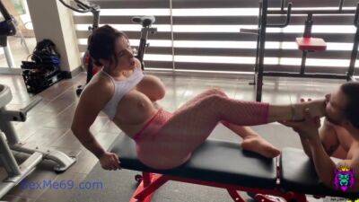 Sweating In The Gym And Eating Her - upornia