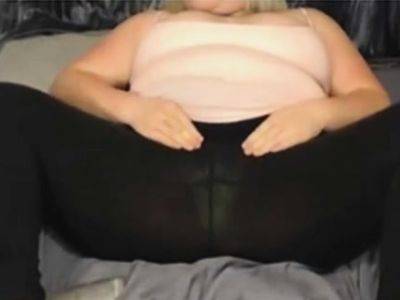 Big woman teases in leggings - drtuber