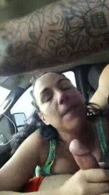 Femme fait une pipe risquee dans la voiture - drtuber