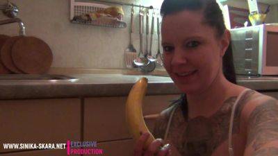 Amateur Bitch Spoils Herself With A Banana - hclips - Germany