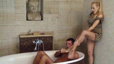Blonde Using Her Man To Her Wishes In The Bathroom - hotmovs.com - Usa