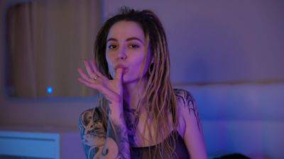 Babe With Dreadlocks And Tattoos Plays With Pussy While Is Home - upornia