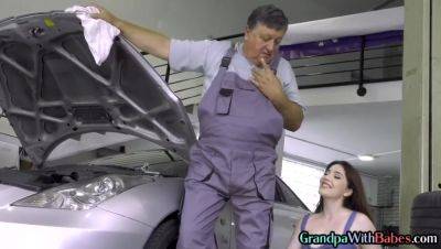 Old mechanic fuck 21yo slut in shop for better price - hotmovs.com
